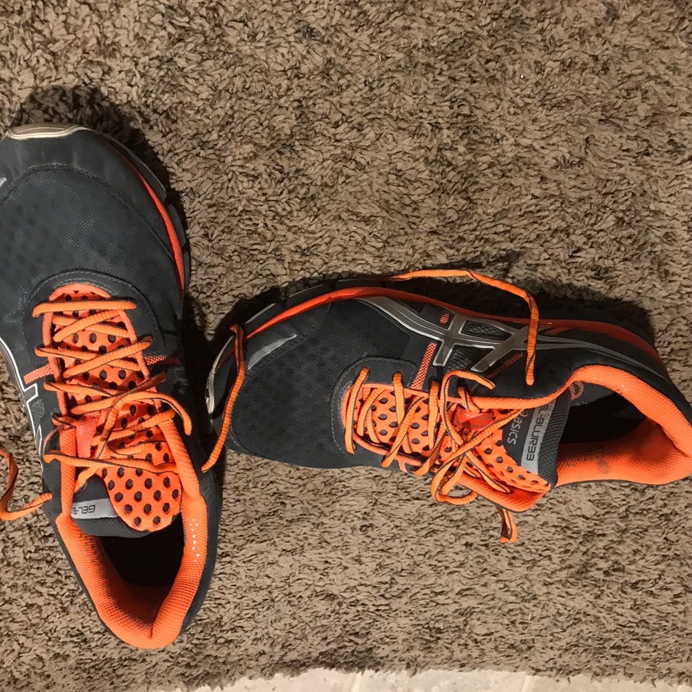 ASICS gel tennis shoes